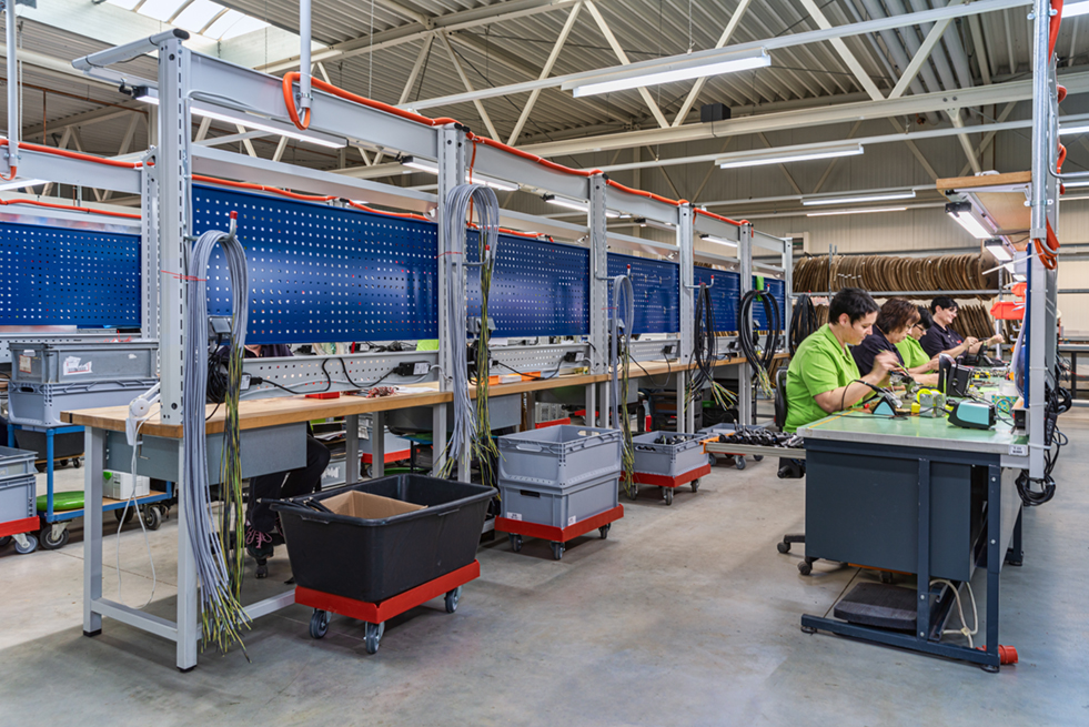 1st-picture.de emes workers working in cables production