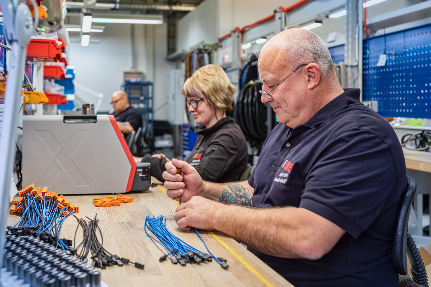 1st-picture.de senior emes employee assembling cables