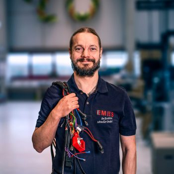 final1622 Man smiling in camera holding cables on his shoulders
